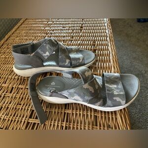 Clarks cloudsteppers Velcro sandals